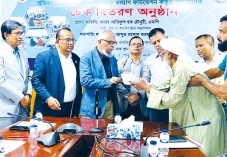 ৫৮৩ জন শ্রমিককে অনুদানের চেক দিলেন শ্রমমন্ত্রী  