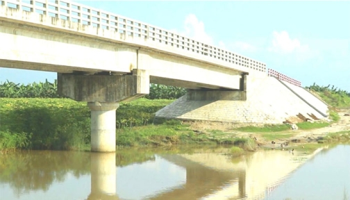 সাড়ে ৭ কোটি টাকার সেতুতে ফাটল, সংযোগ সড়ক নেই ৫ বছরেও