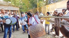 কিশোরগঞ্জে জমে উঠেছে ৫০০ বছরের ঢাকের হাট 