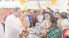 ২৮০০ জনকে পূজার উপহার দিলেন প্রতিমন্ত্রী টুকু  