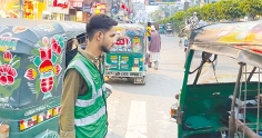 ফেনীতে যানজট নিরসনে ট্রাফিকের পাশে স্বেচ্ছাসেবীরা  