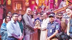 নারায়ণগঞ্জে পূজামণ্ডপ পরিদর্শন করে মুগ্ধ মার্কিন রাষ্ট্রদূত  