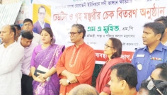 শাহজাদপুরে নদীভাঙনে ক্ষতিগ্রস্তদের মধ্যে ঢেউটিন-চেক বিতরণ