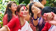 ঢাকের তালে সিঁদুর খেলায় মেতেছেন অভিনেত্রী শাওন