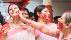 বিদায়ের বিষাদে সিঁদুরে রাঙা কোয়েল মল্লিক