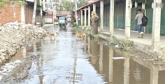 বৃষ্টি নেই তবুও জলাবদ্ধতা ভোগান্তিতে বাসিন্দারা  