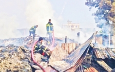 ভয়াবহ অগ্নিকাণ্ডে মসজিদসহ একাধিক স্থাপনা পুড়ে ছাই  