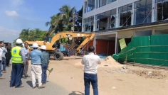 ইনানীতে শতাধিক হোটেল অবৈধ? একটি ভবনে ‘রহস্যময়’ ভাঙচুর