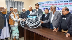 গাইবান্ধায় প্রতিবন্ধী ও পঙ্গু ব্যক্তিদের মাঝে হুইল চেয়ার বিতরণ