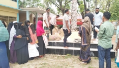 ঈশ্বরগঞ্জে জব্দকৃত ৪২০ কেজি চাল অসহায়দের মাঝে বিতরণ