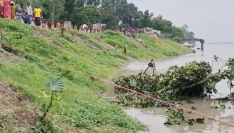 যমুনার আগ্রাসনে ধসে পড়ল সড়কের একাংশ, দুর্ভোগে হাজারো মানুষ