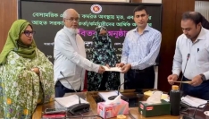 পাবনায় মৃত সরকারি কর্মকর্তা-কর্মচারীদের স্বজনদের অনুদানের চেক