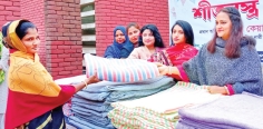 দিনাজপুরে শীতার্ত মানুষের মাঝে কম্বল বিতরণ  