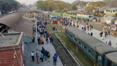 একই লাইনে দুই ট্রেন, অল্পের জন্য রক্ষা পেলেন হাজারো যাত্রী