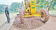 সড়কের কাজে অনিয়মের অভিযোগ  
