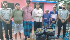  সরিষাবাড়ীতে গাঁজা ও বাংলা মদসহ ৫ মাদক ব্যবসায়ী আটক