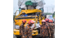 এক্সপ্রেসওয়েতে বাস-ট্রাক সংঘর্ষে ১ জনের মৃত্যু