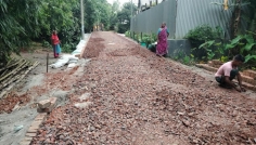 মানিকগঞ্জে কোটি টাকার রাস্তায় নিম্নমানের কাজের অভিযোগ