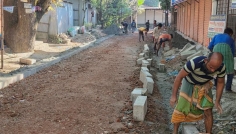 মানিকগঞ্জে রাস্তা নির্মাণে অনিয়মের অভিযোগ
