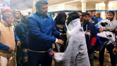 প্রধান উপদেষ্টার উপহার নিয়ে অসহায় মানুষদের পাশে কমলগঞ্জের ইউএনও