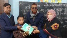 চুয়াডাঙ্গায় নতুন বছরের প্রথম দিনে বই পেয়ে আনন্দিত শিক্ষার্থীরা