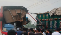 দিনাজপুরে বাস-ট্রাক সংঘর্ষে নিহত ২