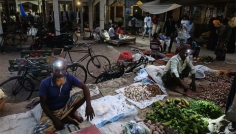 সিরাজগঞ্জে মোবাইলের আলোয় চলছে হাট-বাজারের বেচাকেনা