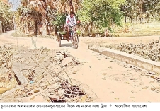 ভাঙা ব্রিজে ১৫ গ্রামবাসীর দুর্ভোগ  