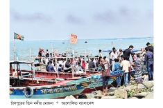 দর্শনার্থীদের ভিড়ে মুখরিত চাঁদপুরের তিন নদীর মোহনা  