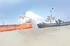 তেলবাহী জাহাজে অগ্নিকাণ্ড নিয়ন্ত্রণে কাজ করছে কোস্ট গার্ড  