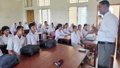 বেগমগঞ্জে বিদ্যালয় পরিদর্শনে শিক্ষার্থীদের রসায়ন পড়ালেন ইউএনও
