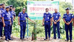 দিনাজপুর পুলিশ লাইন্সে বাঁশের চারা রোপণ করলেন পুলিশ সুপার