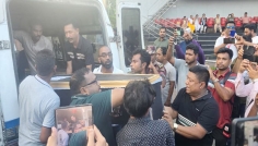 অশ্রুসিক্ত নয়নে কলকাতায় নিহত স্বজনদের মরদেহ গ্রহণ