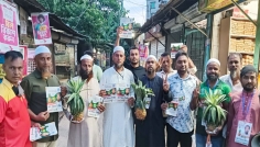 রণকের নেতৃত্বে হাজীগঞ্জ বাজারে ‘আনারসের’ পক্ষে ভোট প্রার্থনা