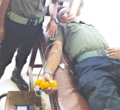 সংকটাপন্ন মায়ের জীবন বাঁচাতে আনসার সদস্যের রক্তদান  