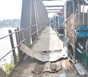 মেয়াদ উত্তীর্ণ সেতুতে ঝুঁকি নিয়ে চলাচল  
