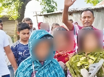 তিন নারীকে জুতার মালা পরিয়ে নির্যাতনের অভিযোগ  