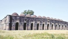 মুসলিম ঐতিহ্যের নিদর্শন বড় সোনা মসজিদ