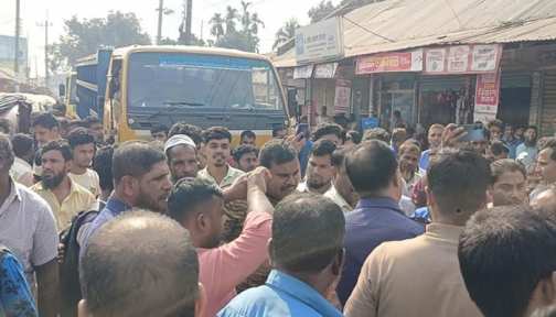 লালমনিরহাটে সার সংকটে বিক্ষুব্ধ কৃষকদের মহাসড়ক অবরোধ